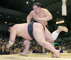 Hakuho stays in front, Asa still chasing at spring sumo