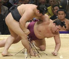 Asashoryu cruises ahead with perfect record at spring sumo