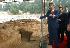 (1)Koizumi visits Hanoi's Thang Long remains