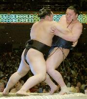 Asa continues march toward title with win over Hakuho