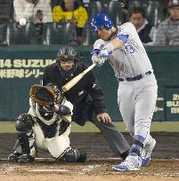 MLB stars escape with slim victory in exhibition