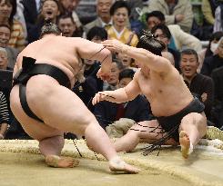 Ichinojo upsets yokozuna Harumafuji for 2nd win at spring sumo