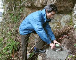 Kyoto Univ. professor places seismometer to study inland quakes