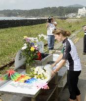 U.S. envoy Kennedy offers flowers for 2011 disaster victims