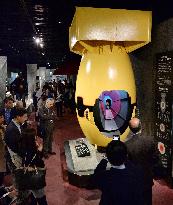 Pugwash confab participants look at A-bomb model at Nagasaki museum