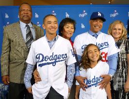 Dodgers hire Japanese-American as manager