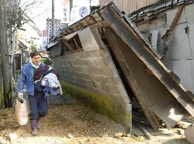 M6.9 quake in Noto - Man walks in debris-strewn alley