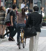 Police to bar cyclists from pedestrian paths