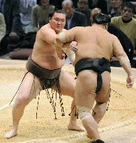 Hakuho downs Chiyotaikai