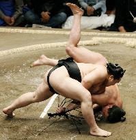 Tamakasuga stays one win clear of Asa at New Year sumo