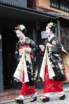 Maiko greet teahouse owners, teachers