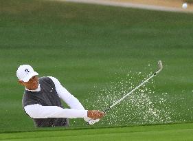 Woods hits sand shot in 2nd round of Phoenix Open