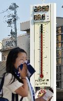 Heat wave continues to hit Japan