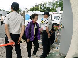 S. Korean resident enters shelter after North's shelling