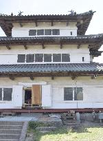 Transfer of castle tower starts in Hirosaki