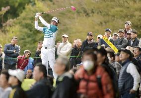 Bubba Watson in 3-way tie for lead in Japan