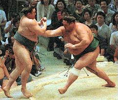 Akebono beats rival yokozuna Takanohana