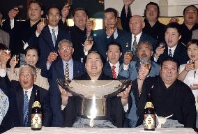 (3)Asashoryu wins sumo title for 1st time as yokozuna