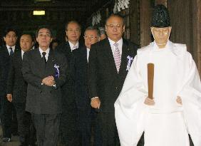 101 lawmakers visit Yasukuni for fall festival