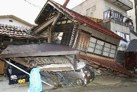 (9)Powerful quakes hit northern Japan along the Sea of Japan