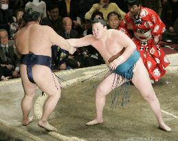 Mongolian Hakuho beats Chiyotaikai at New Year sumo