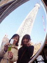 Tokyo Sky Tree draws tourists