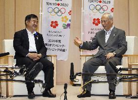 Tokyo governor, Olympic minister talk about new national stadium