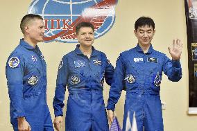 3 astronauts ready for space flight