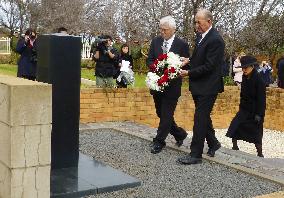 Japan envoy, Cowra mayor lay flowers at Japanese cemetery