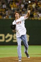 Ex-major leaguer Johnson throws out ceremonial first pitch