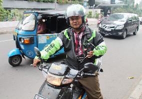 GPS-equipped smartphones, apps boost Jakarta motorbike-taxi business