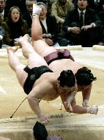 Asashoryu suffers 2nd straight defeat at spring sumo