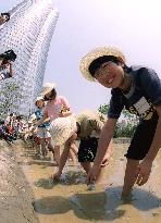 Kids plant rice in new Roppongi Hills complex