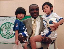 Hiratsuka City donates soccer balls to Nigeria