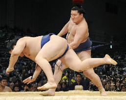 Hakuho shares lead with 3 on 11th day of Kyushu sumo