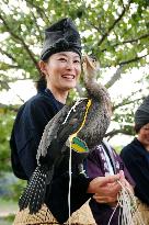 Artificially incubated cormorant debuts as fish hunter in Kyoto
