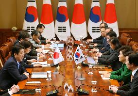 Abe, Park hold 1st talks amid row over "comfort women" issue