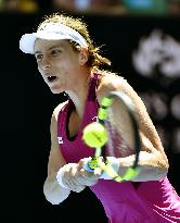 Konta advances to semifinals