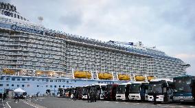 Cruise ships with Chinese tourists pour into Japan