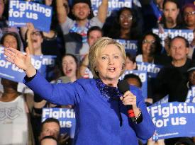 Clinton seeks supports at Philadelphia meeting