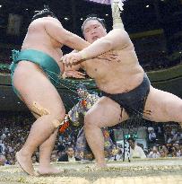 Ozeki Goeido maintains lead with 8-0 record at autumn sumo