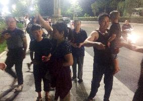 People in quake-hit area in China evacuate on false rumors