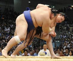 Hakuho remains undefeated