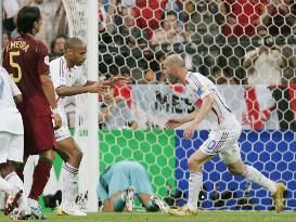 Zidane penalty sets up France-Italy World Cup final