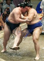 Hakuho beats Tamanoshima at autumn sumo