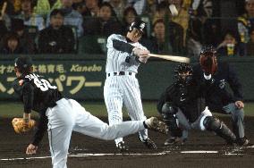 Kanemoto hits solo homer