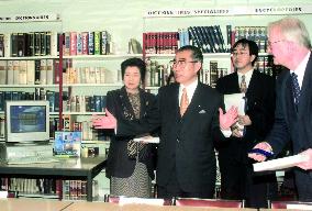 Premier Obuchi visits school of Oriental languages