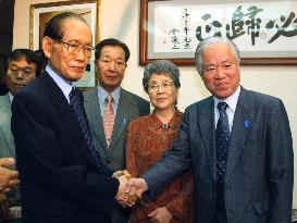(2)Kin of Japanese abductees meet ex-N. Korean official