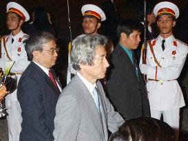 (1)Koizumi arrives in Hanoi for ASEM