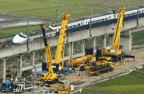 (2)Work resumes to remove bullet train derailed in Oct. 23 quake